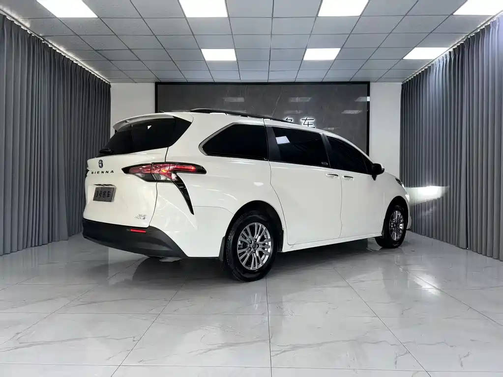 SIENNA 2.5 L Auto