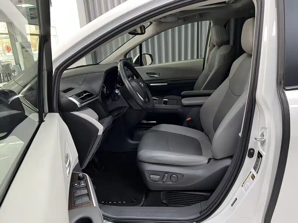 SIENNA 2.5 L Auto