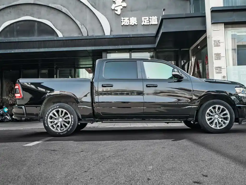 RAM Trucks 5.7 L Auto