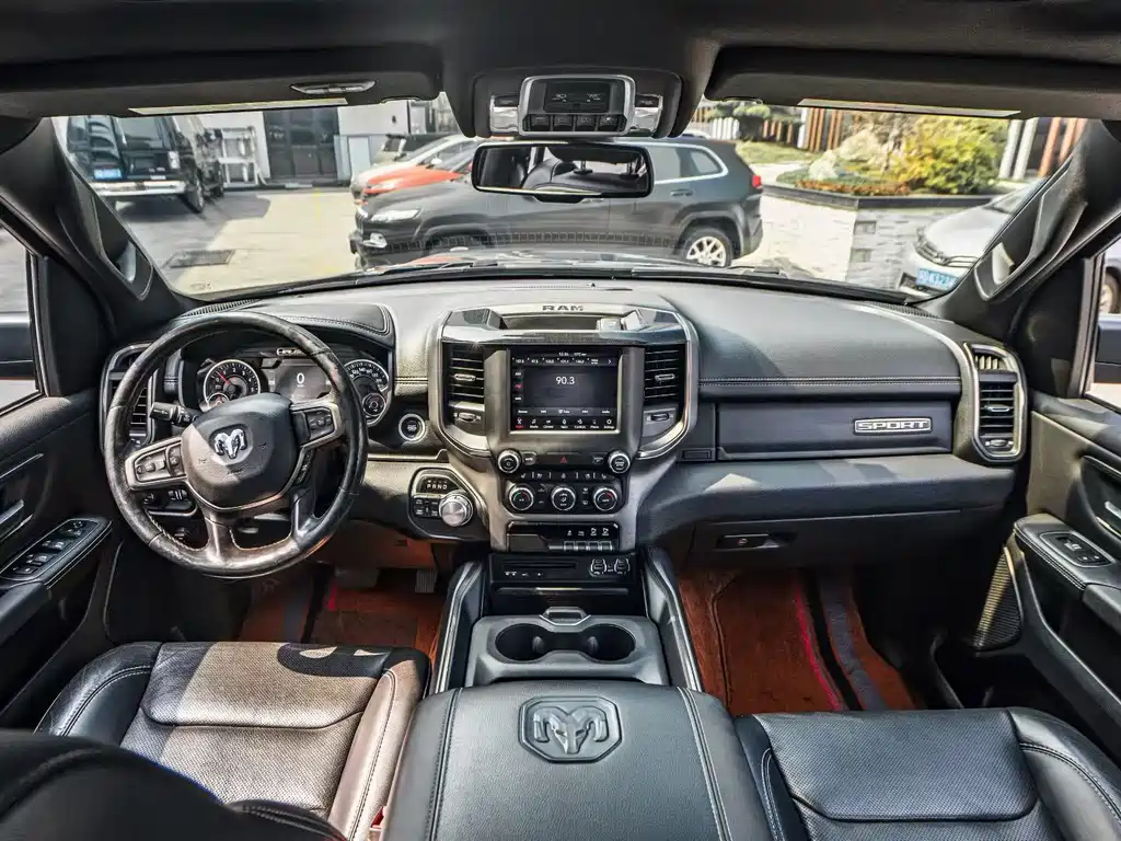 RAM Trucks 5.7 L Auto