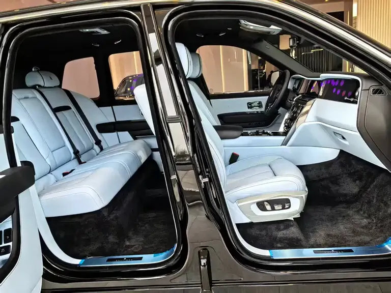Rolls-Royce Cullinan 5-seat