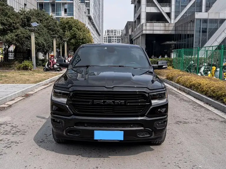 RAM Trucks 5.7 L Auto