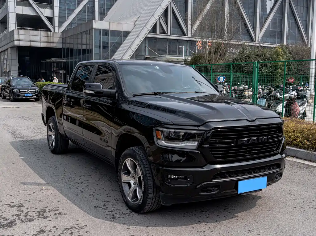 RAM Trucks 5.7 L Auto