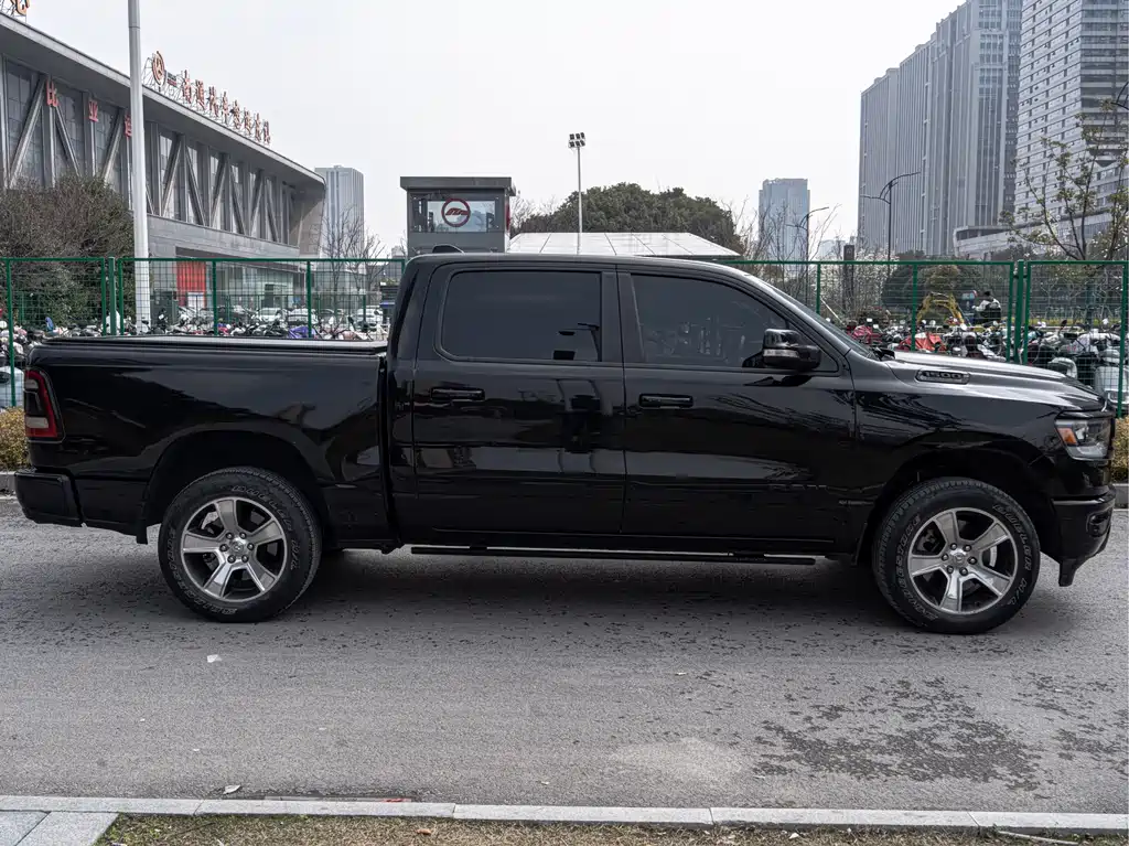 RAM Trucks 5.7 L Auto