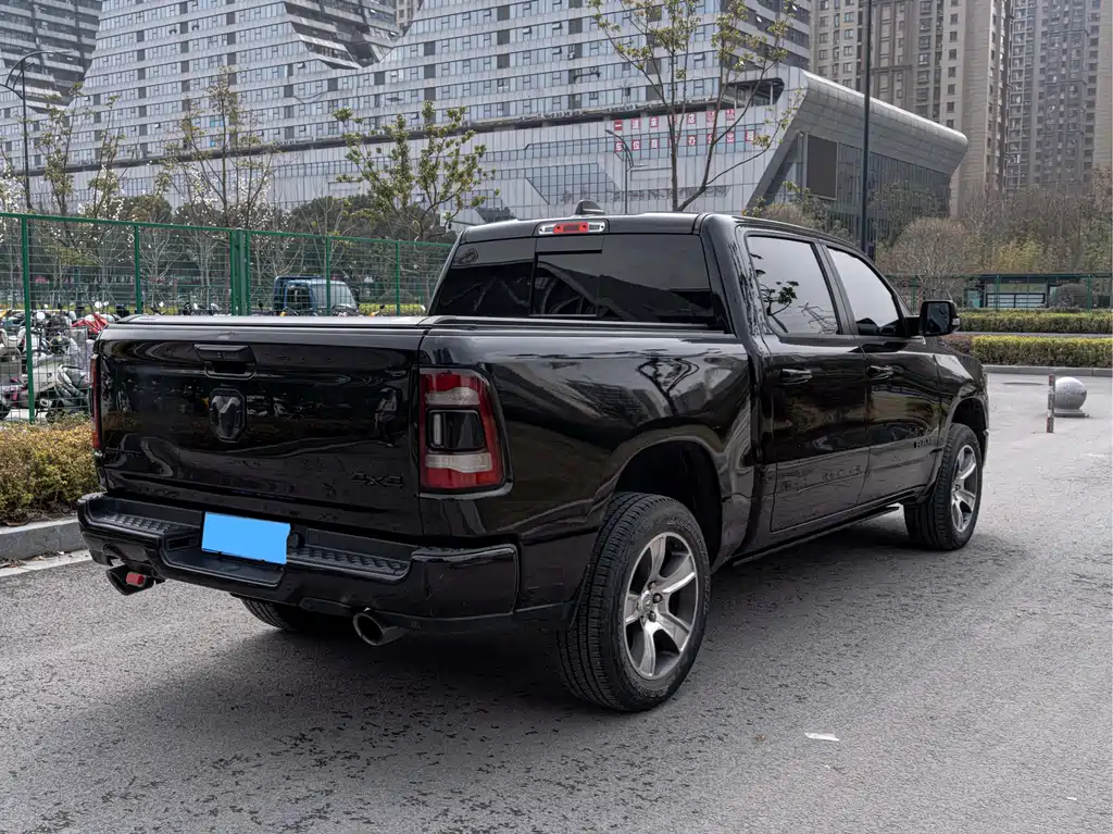 RAM Trucks 5.7 L Auto