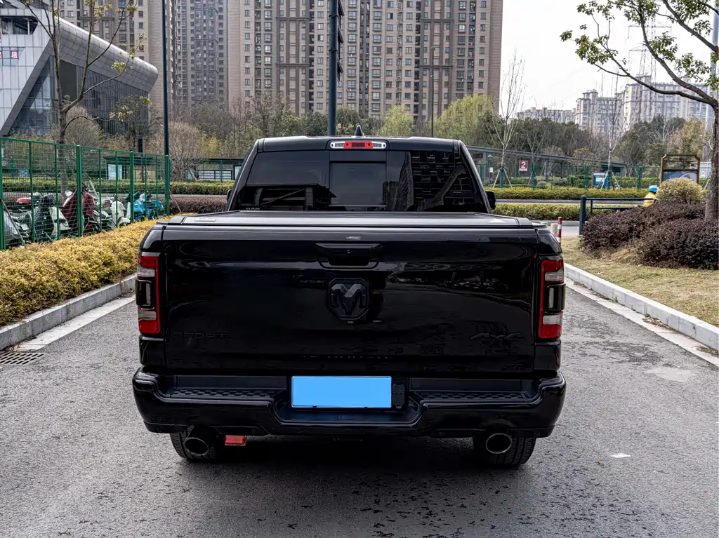 RAM Trucks 5.7 L Auto