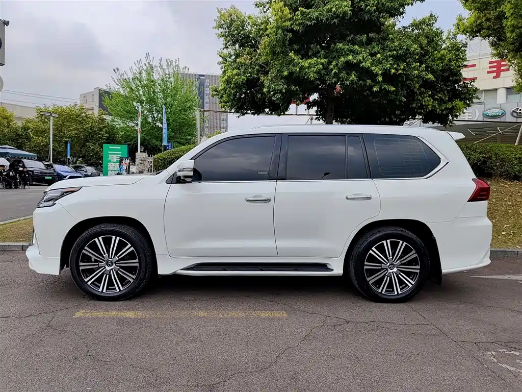 Lexus LX 570 Middle East
