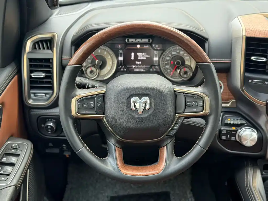 RAM Trucks 5.7 L Auto