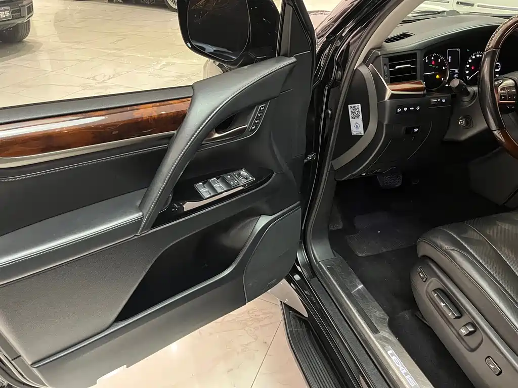 Lexus LX 5.7 L Canada Spec