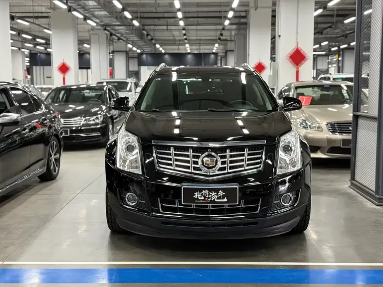 Cadillac SRX 3.0 L Leading
