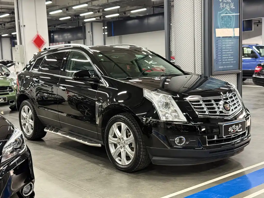 Cadillac SRX 3.0 L Leading