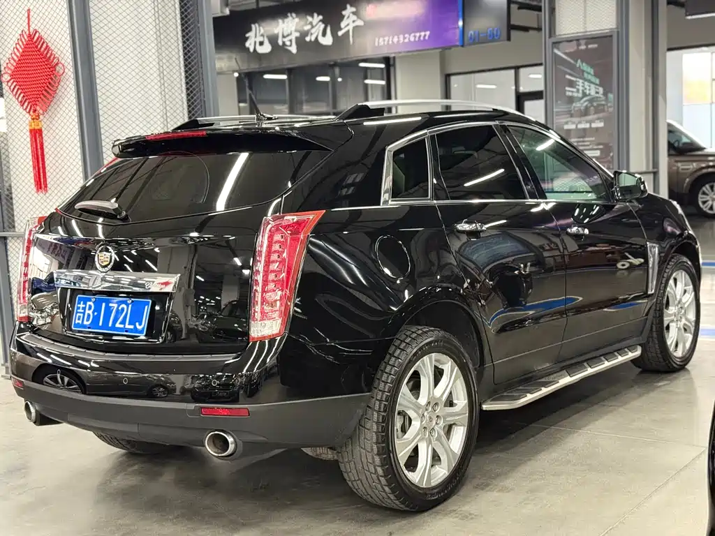 Cadillac SRX 3.0 L Leading