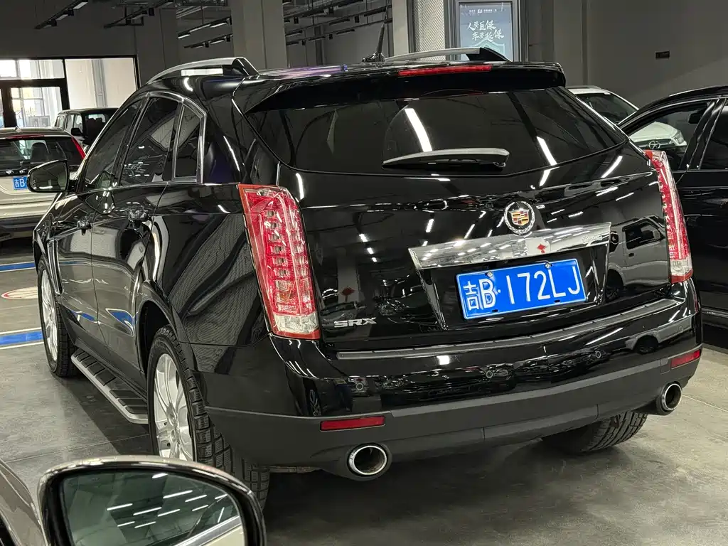 Cadillac SRX 3.0 L Leading