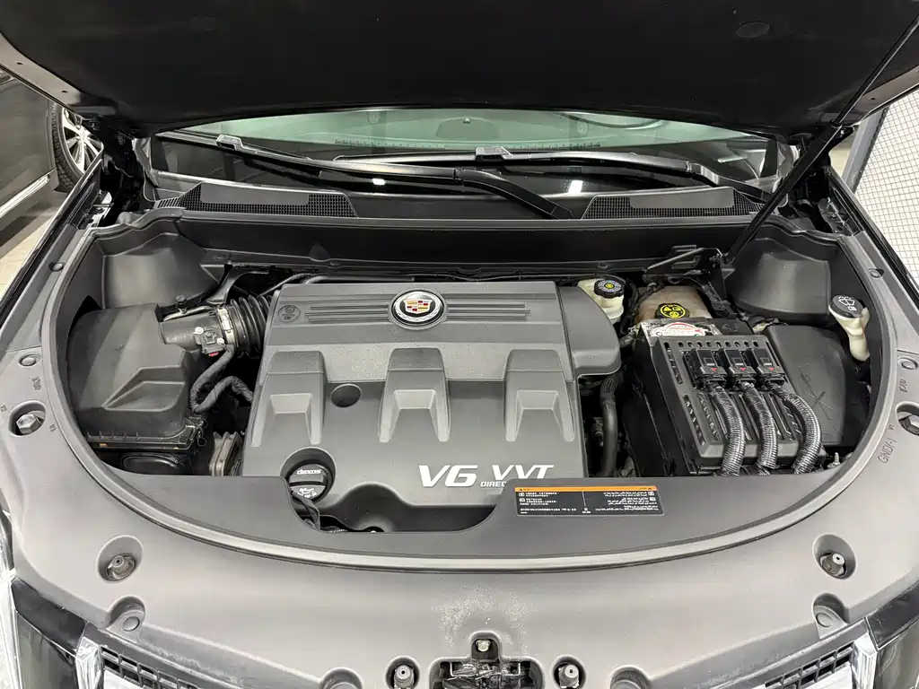 Cadillac SRX 3.0 L Leading