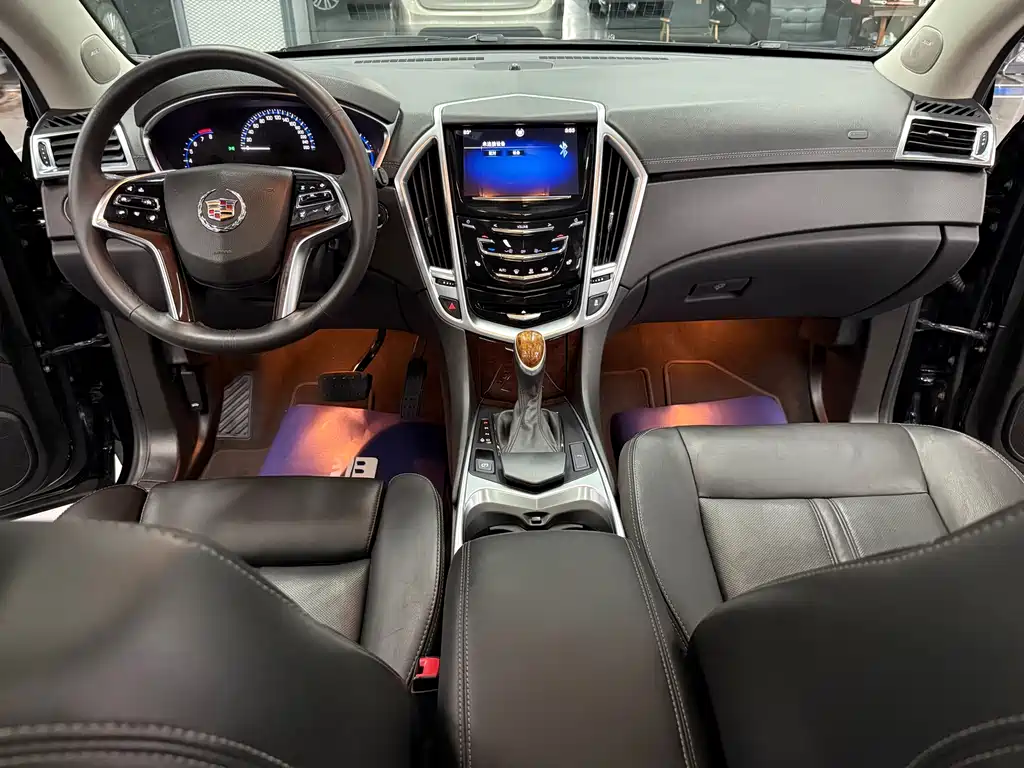 Cadillac SRX 3.0 L Leading