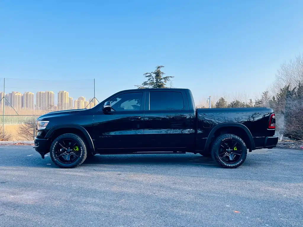 RAM Trucks 5.7 L Auto