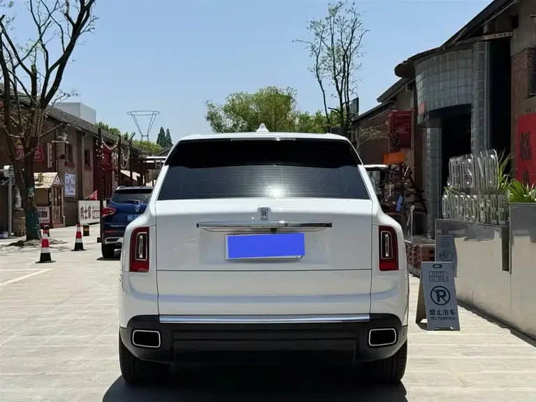 Rolls-Royce Cullinan 5-seat