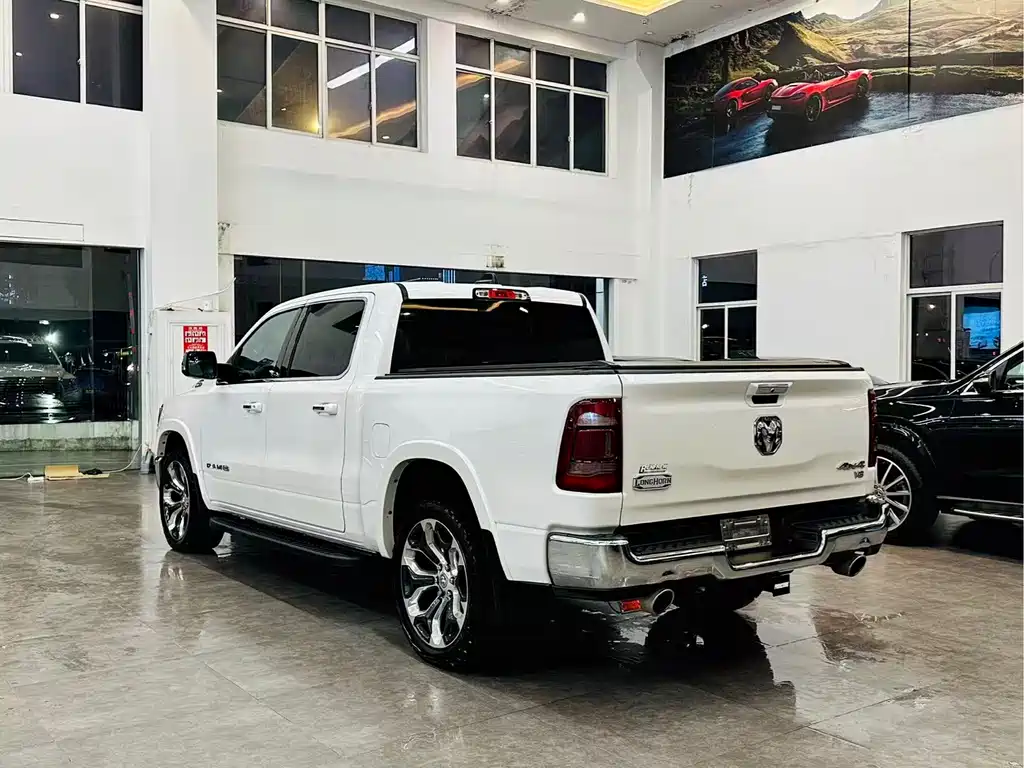 RAM Trucks 5.7 L Auto