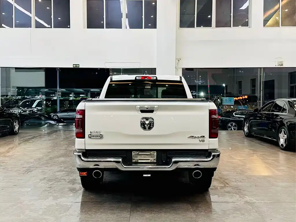 RAM Trucks 5.7 L Auto