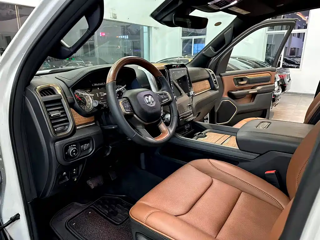 RAM Trucks 5.7 L Auto