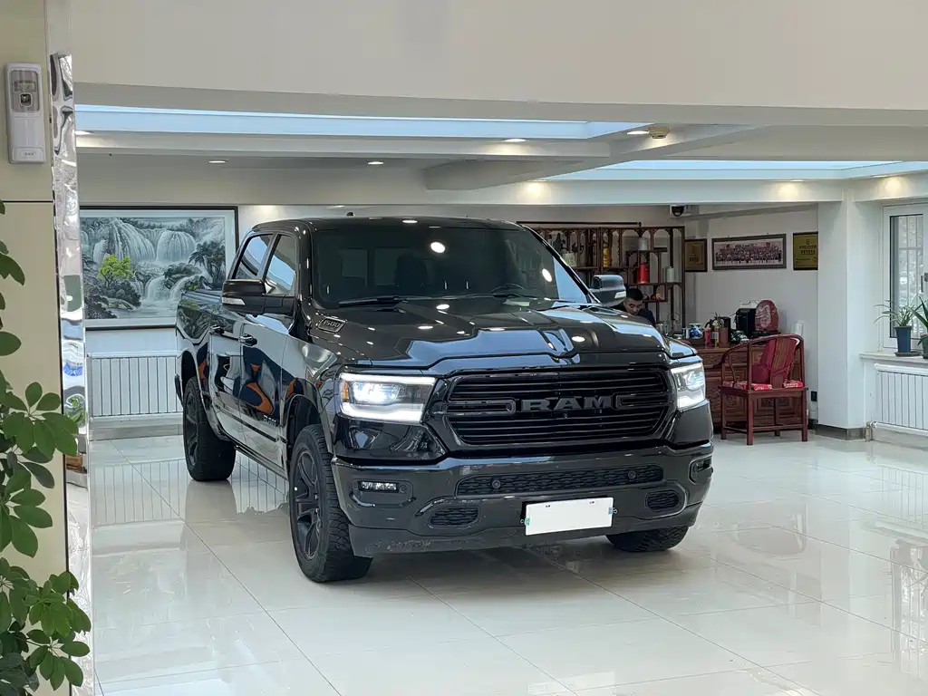 RAM Trucks 5.7 L Auto