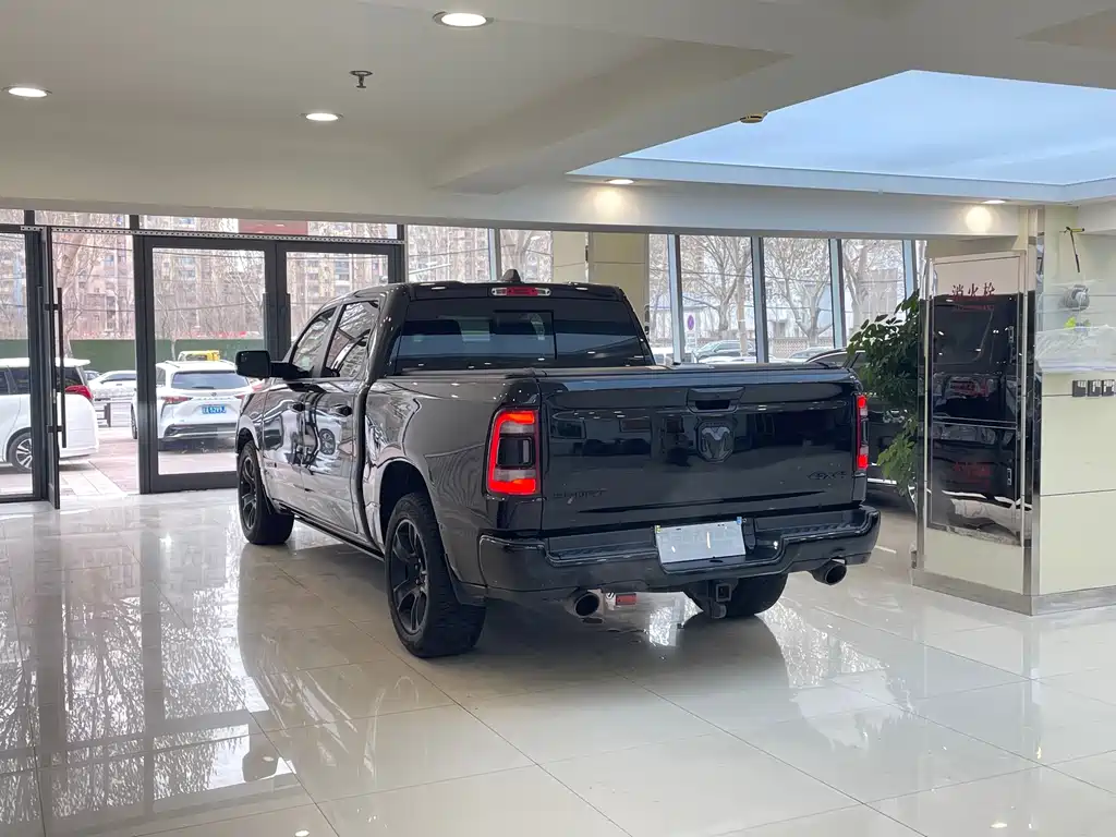 RAM Trucks 5.7 L Auto