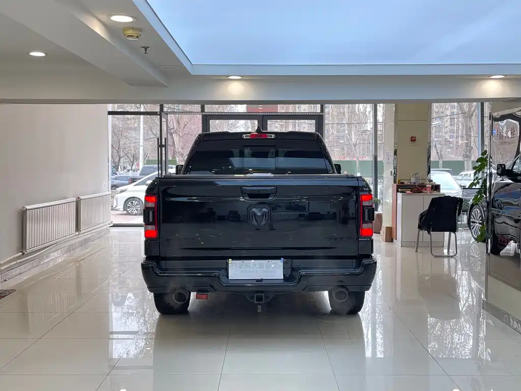 RAM Trucks 5.7 L Auto