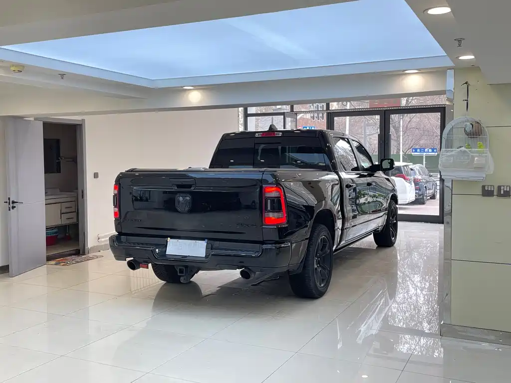 RAM Trucks 5.7 L Auto