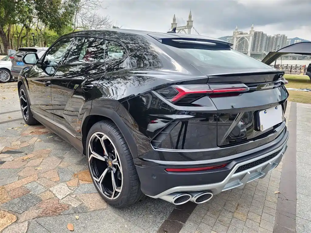 Urus 4.0 T V8