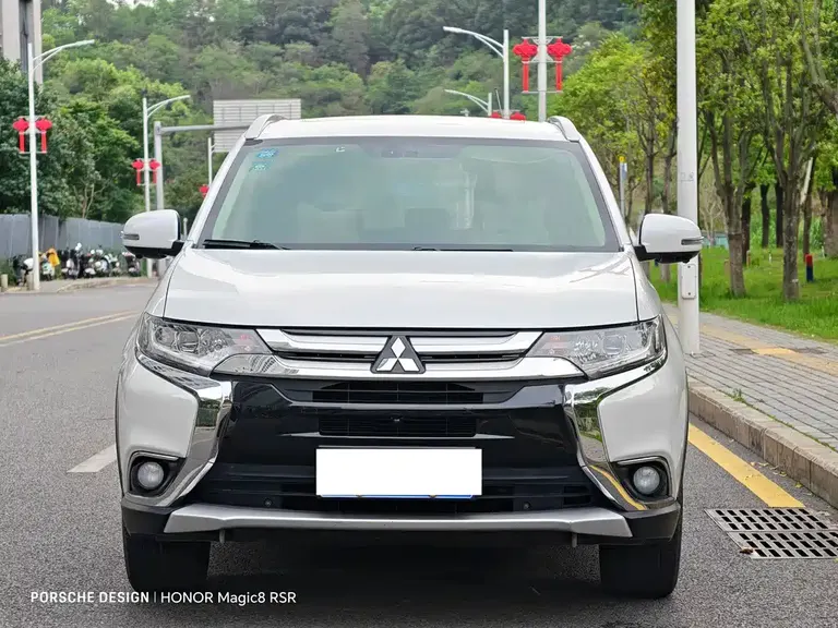 Mitsubishi Outlander 2.4 L 4 WD Elite 5-seat