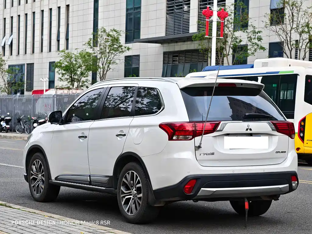 Outlander 2.4 L 4 WD Elite 5-seat