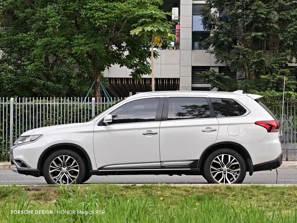 Outlander 2.4 L 4 WD Elite 5-seat