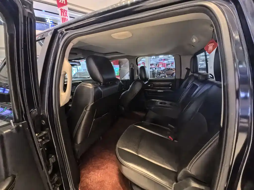 RAM Trucks 1500 5.7 L