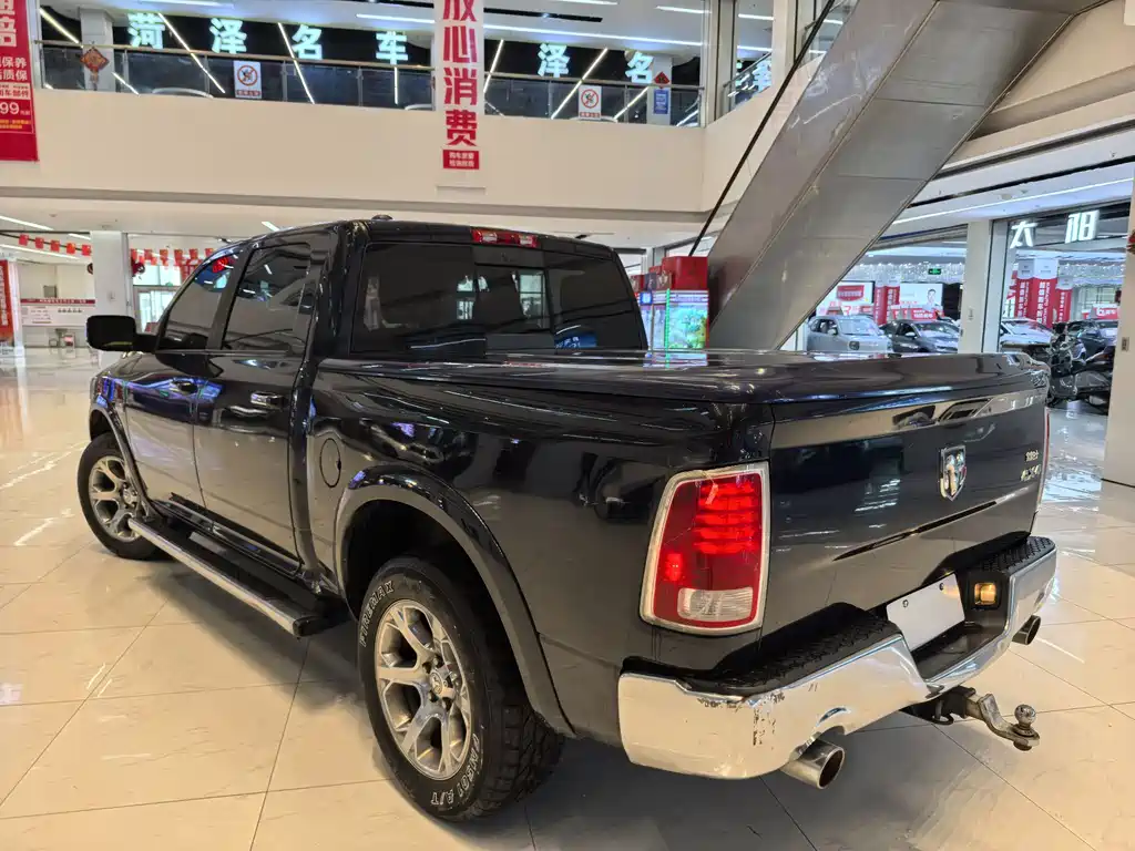 RAM Trucks 1500 5.7 L