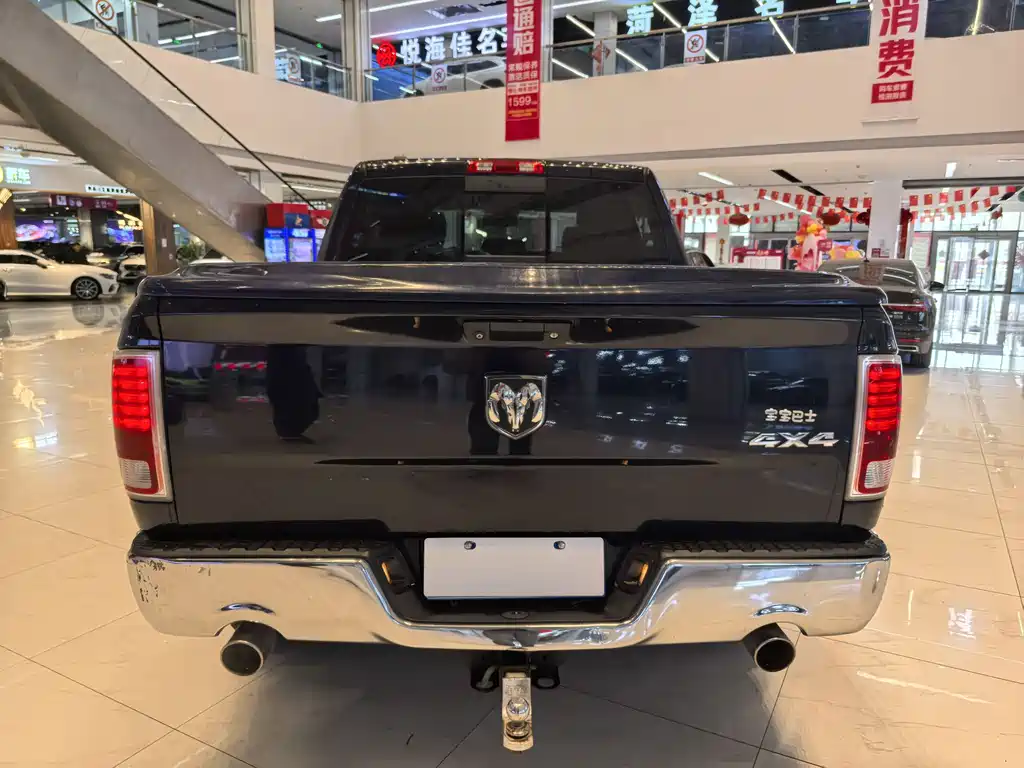 RAM Trucks 1500 5.7 L