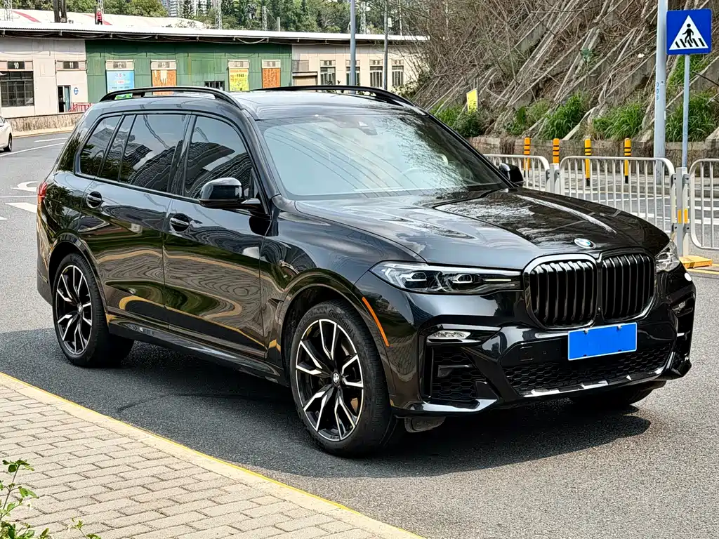 BMW X7 xDrive40 i US Spec