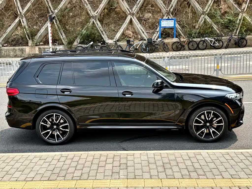 BMW X7 xDrive40 i US Spec