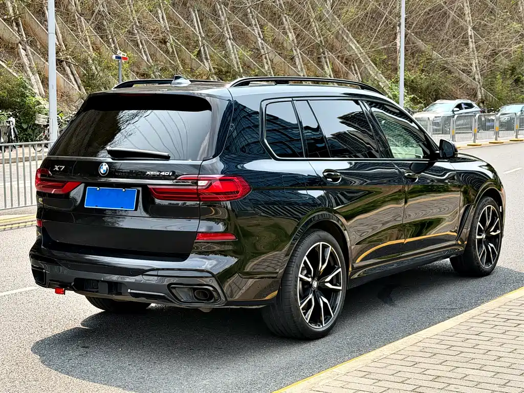 BMW X7 xDrive40 i US Spec
