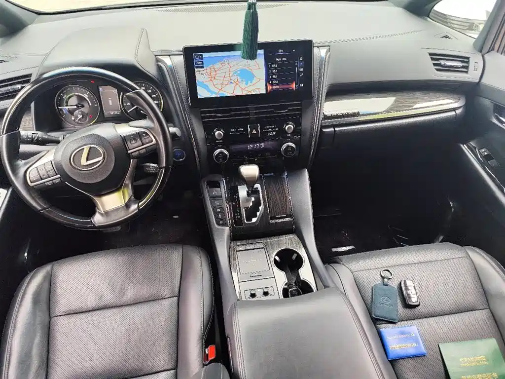 Lexus LM 300 h 4-seat Royal World