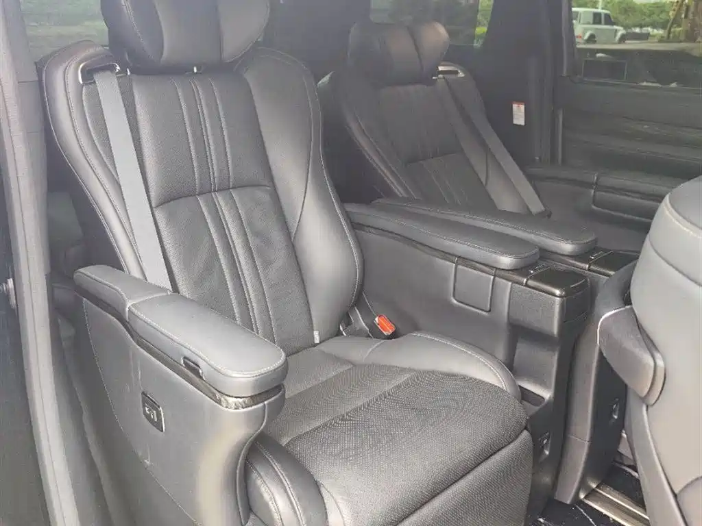 Lexus LM 300 h 4-seat Royal World