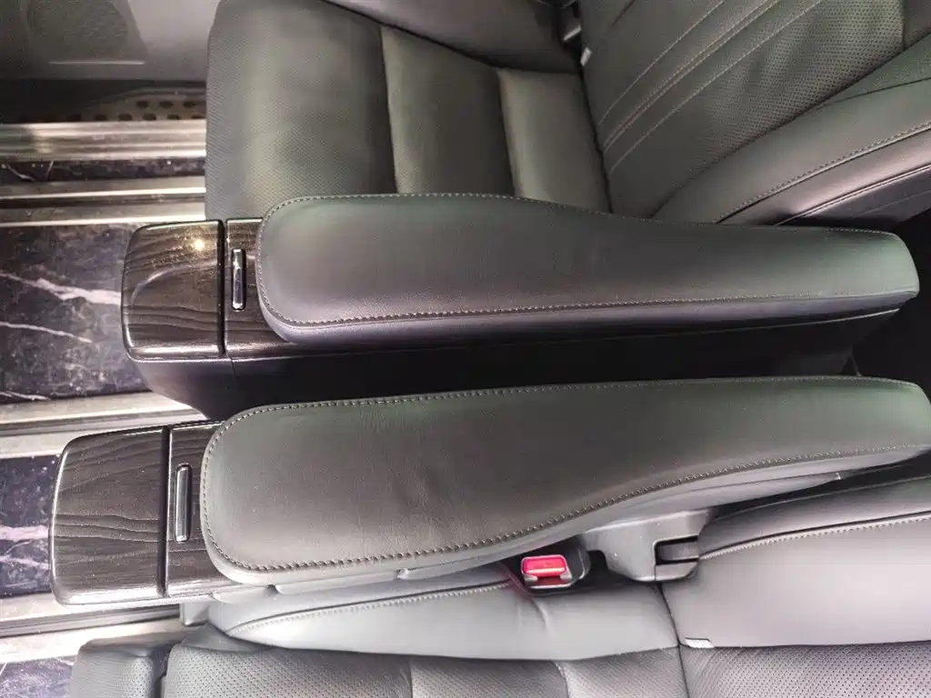 Lexus LM 300 h 4-seat Royal World