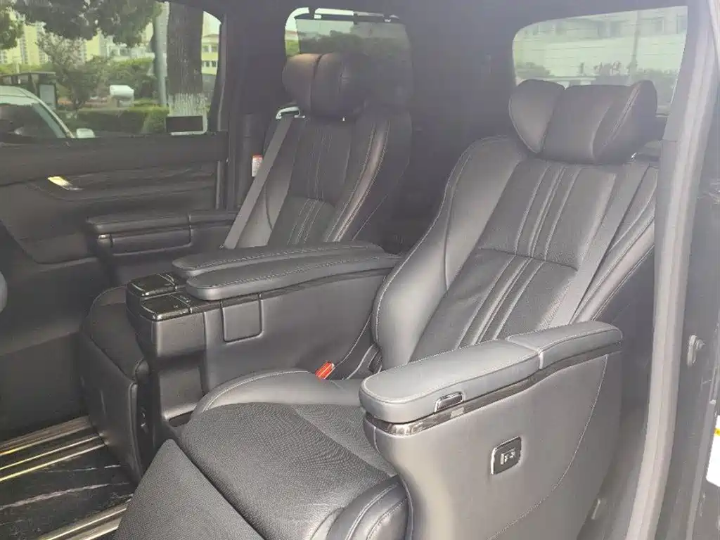 Lexus LM 300 h 4-seat Royal World