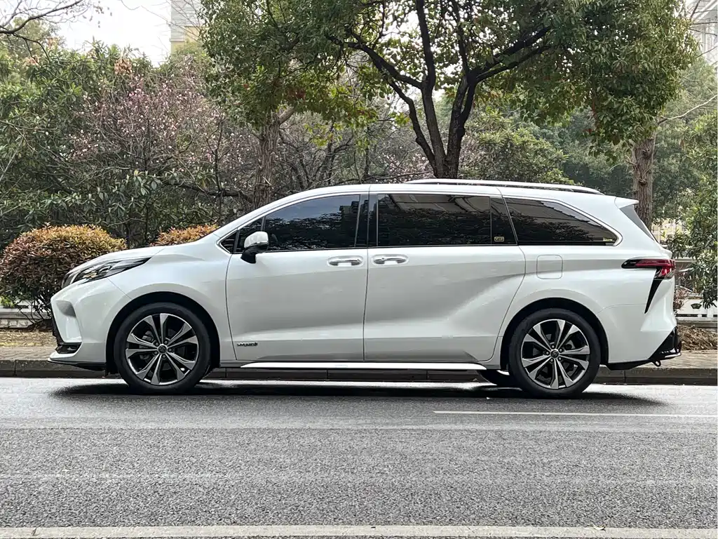Granvia 2.5 L Hybrid Flagship VIP