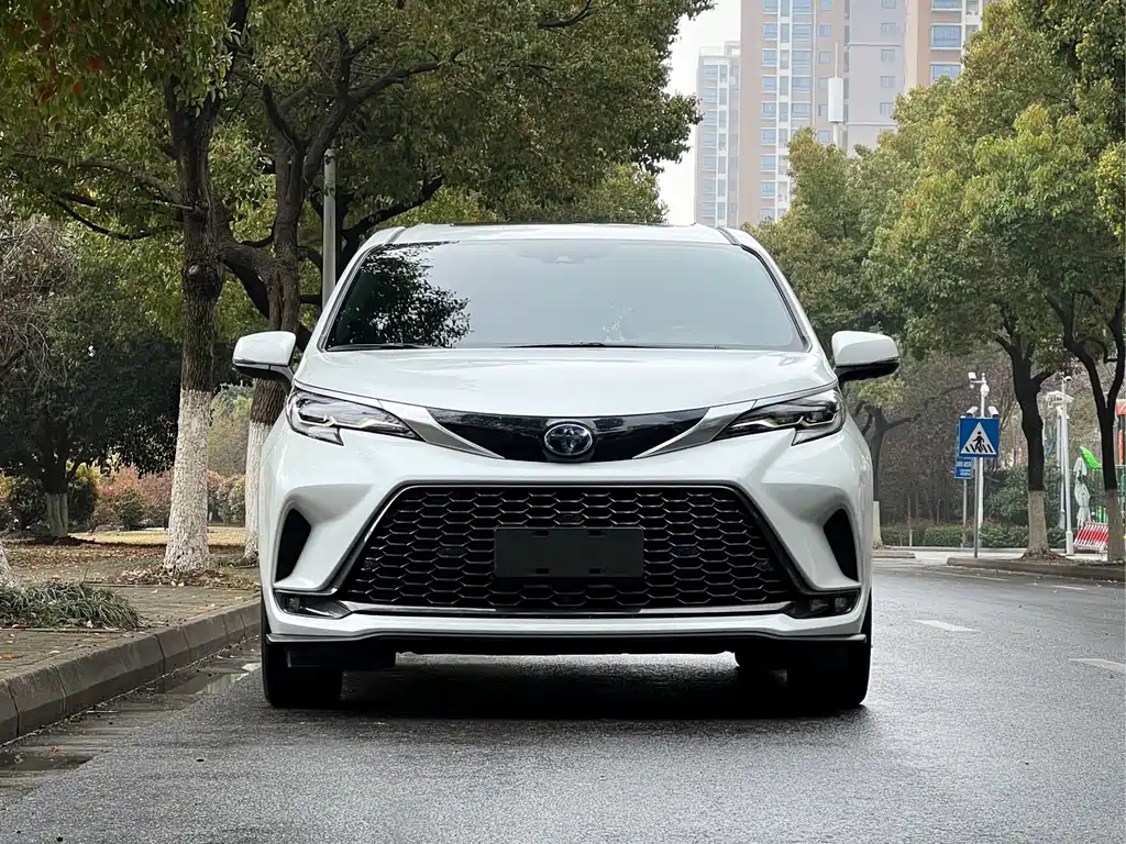 Granvia 2.5 L Hybrid Flagship VIP