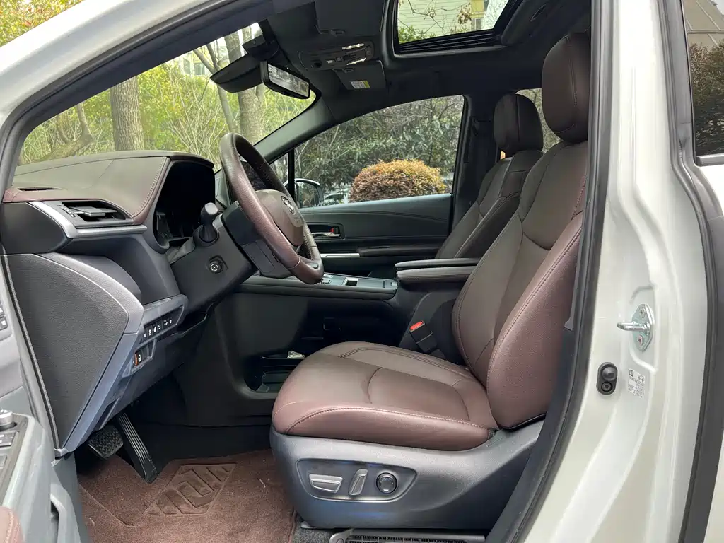 Granvia 2.5 L Hybrid Flagship VIP