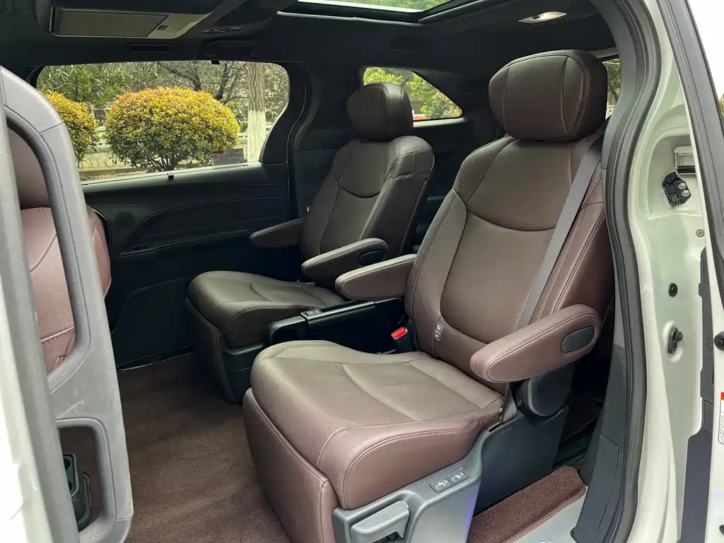Granvia 2.5 L Hybrid Flagship VIP