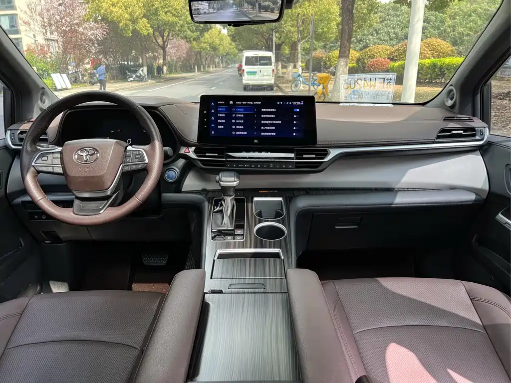 Granvia 2.5 L Hybrid Flagship VIP