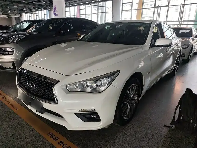 Infiniti Q50 L 2.0 T Comfort CN-VI
