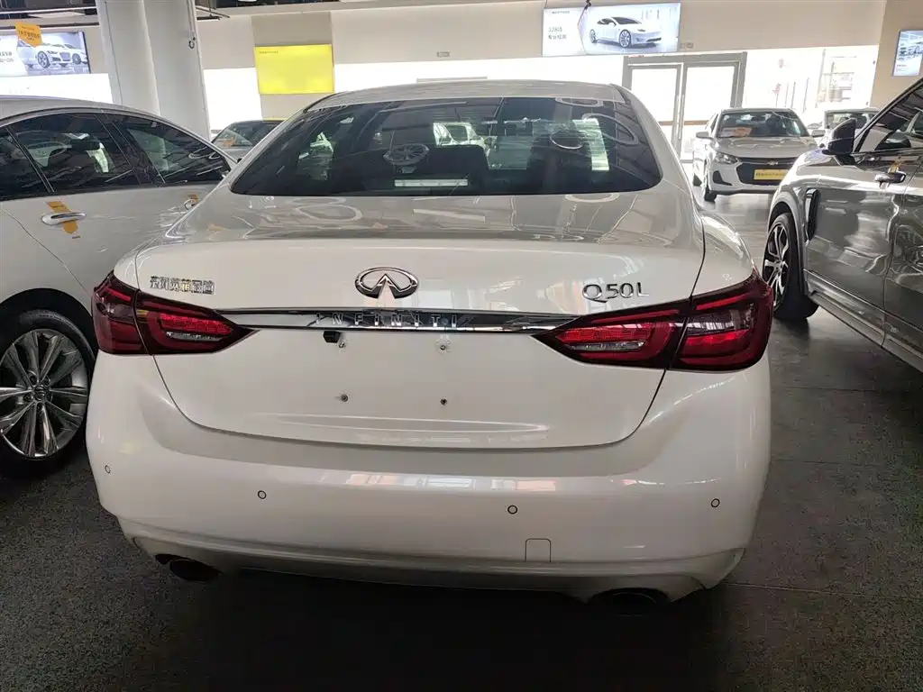 Infiniti Q50 L 2.0 T Comfort CN-VI