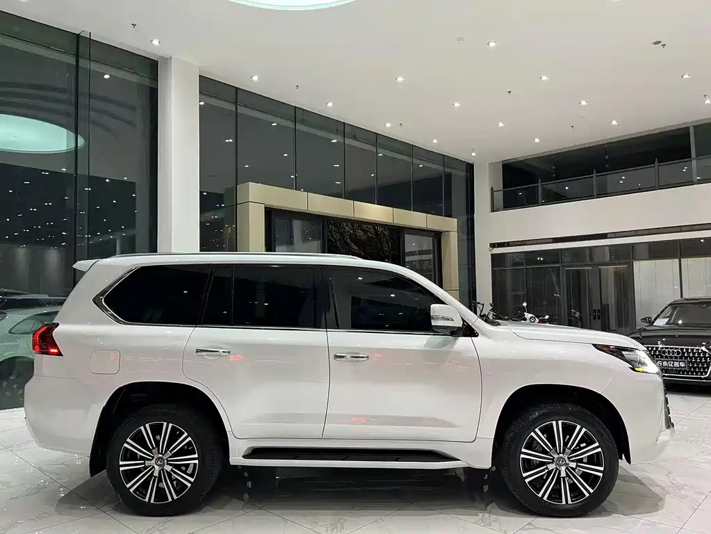 Lexus LX 570 Canada Spec